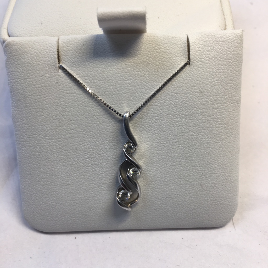 14k White Gold Diamonds Pendant
